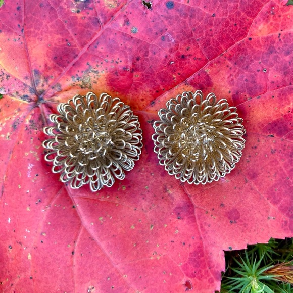 ๐3/$12 Vintage Goldtone Wire Domed Stud Earrings Pierced - Picture 2 of 8